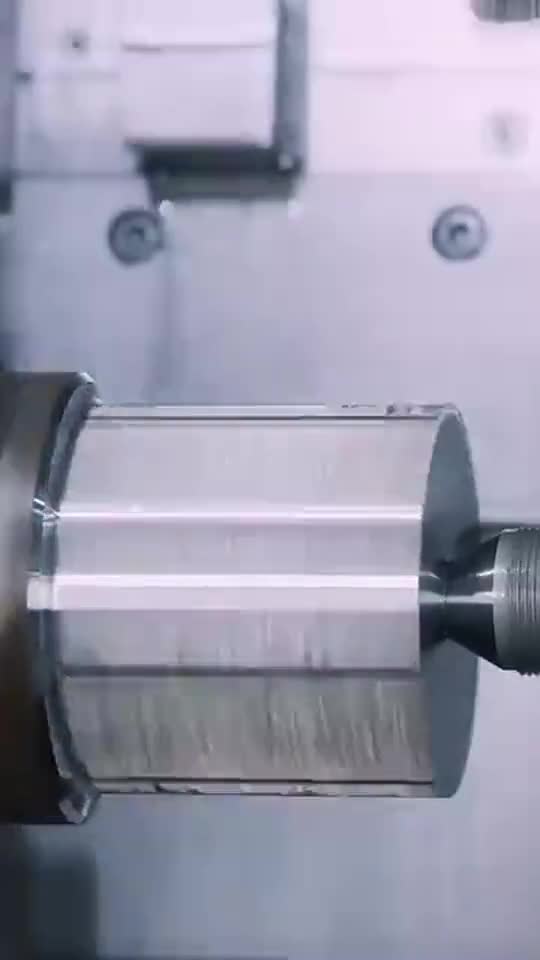 CNC torna tezgahında metal parça işleme